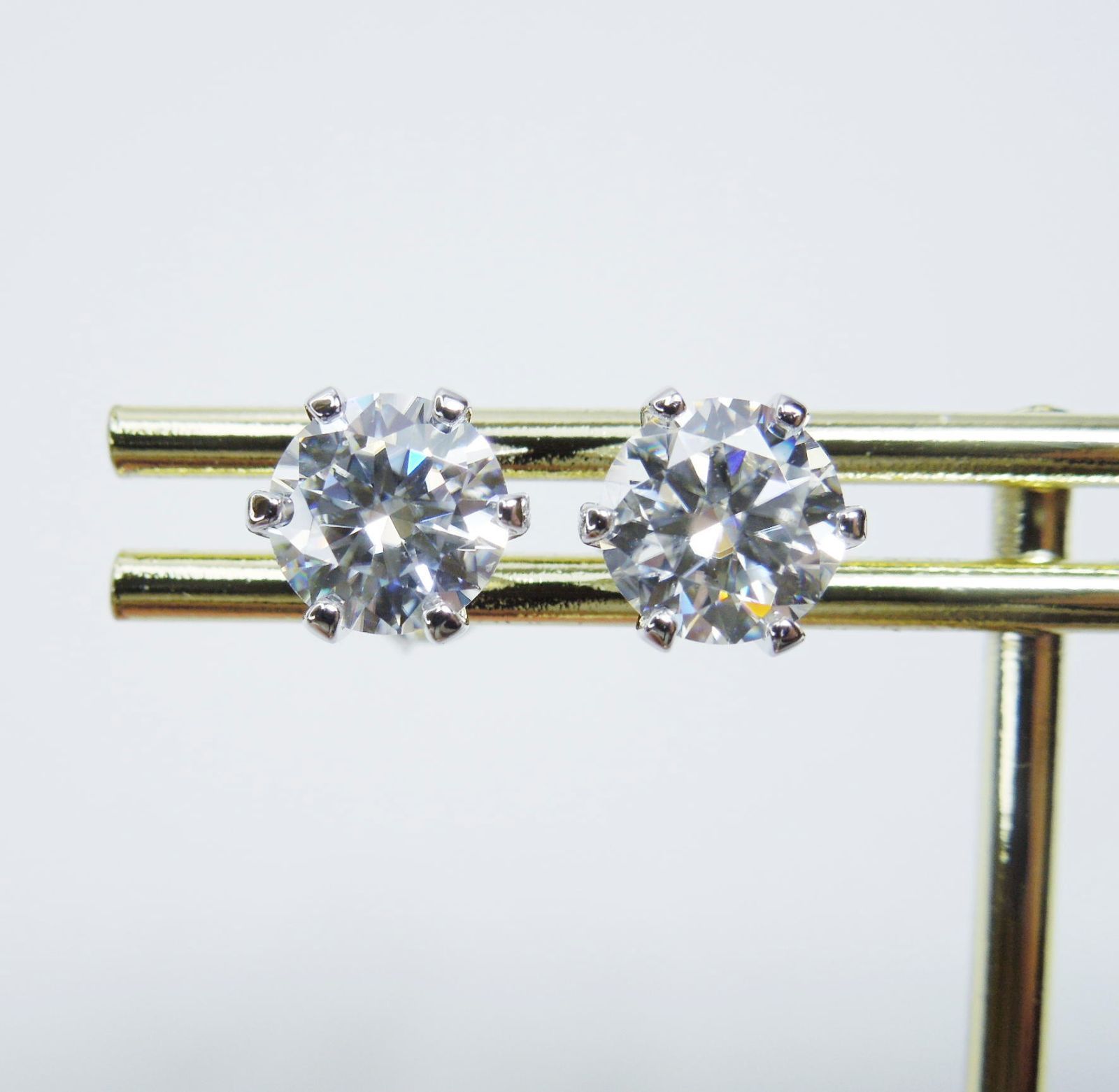 3EX 1ct 合計2ct モアサナイト 6爪 ペアピアス 1ct×2 - メルカリ