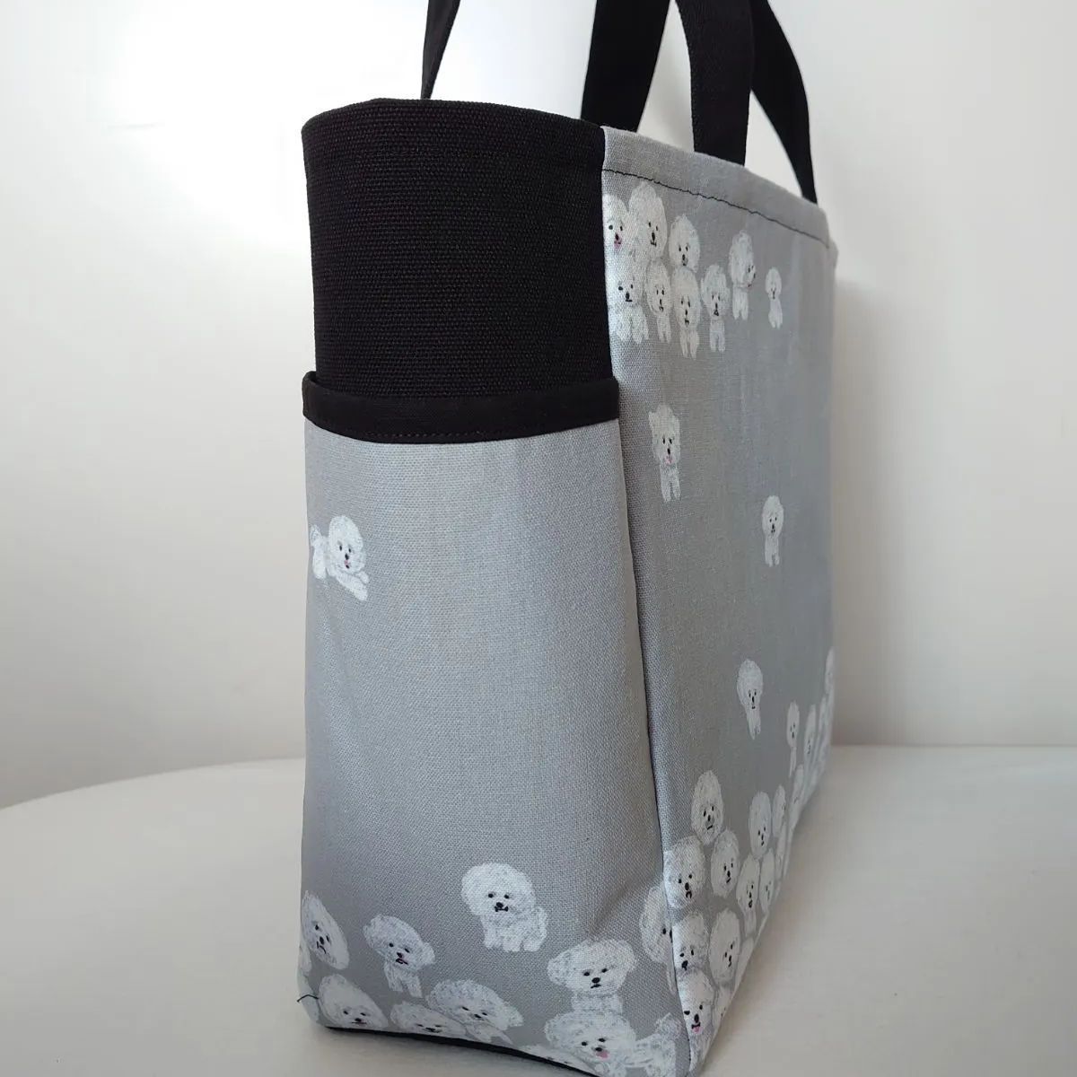 ハンドメイド　サイドポケット付きトートバッグ　ビションフリーゼ ビションフリーゼ グレー サイドポケット 肩掛けトートバッグ
