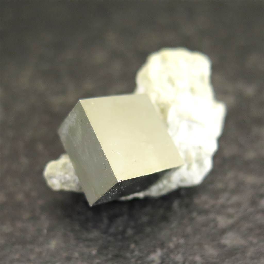 パイライト（黄鉄鉱）原石 キューブ型 321g /pyr-13