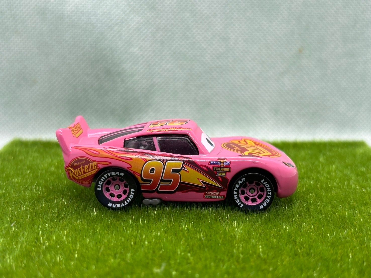 カーズ⭐︎マックィーン　ピンク　ラスティーズ　新品 新品】 カーズミニカー3代目ライトニング・マックィーンピンク
