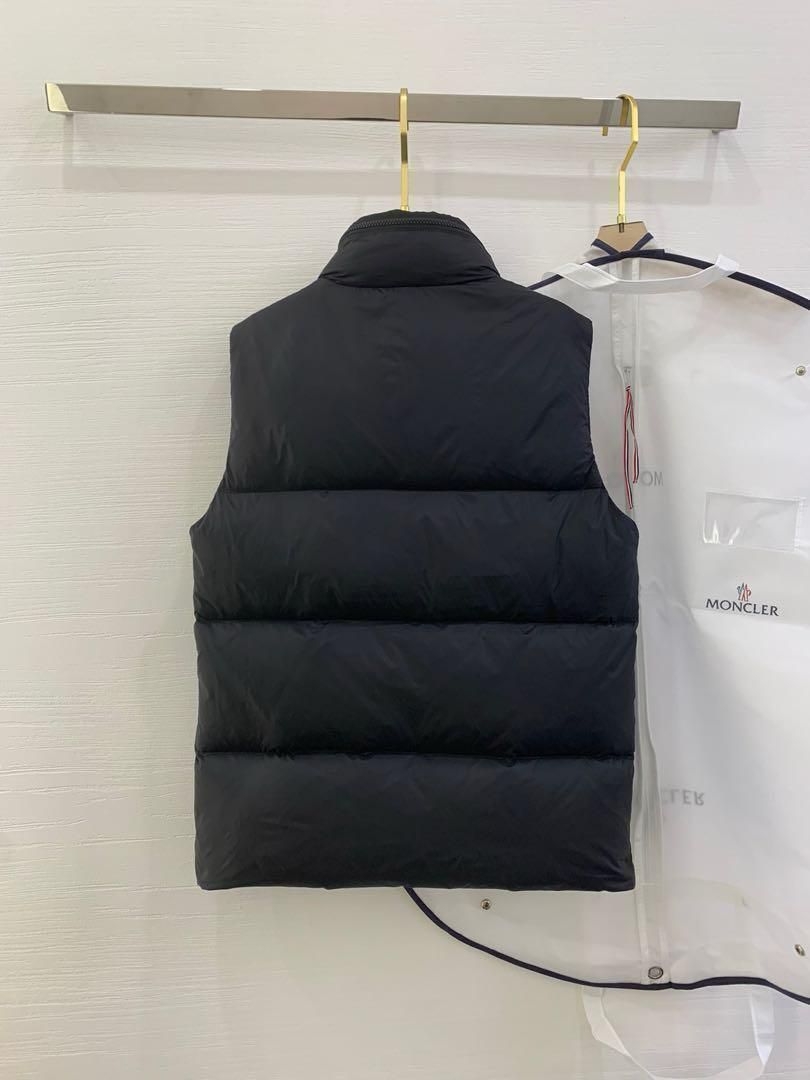 【美品】値下げ中！MONCLER ブラック ダウンベスト フード付き 美品】値下げ中！MONCLER ブラック ダウンベスト フード付き