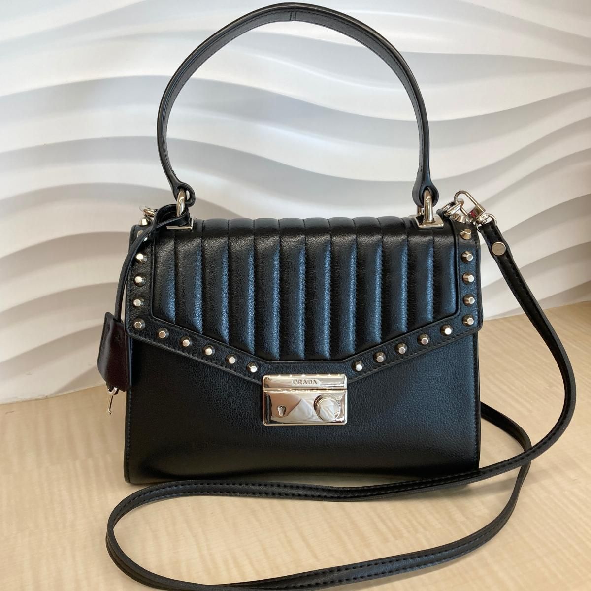 中古】 PRADA （プラダ） ｽﾀｯｽﾞ ｻｳﾝﾄﾞ ﾊﾝﾄﾞﾊﾞｯｸﾞ 2way バッグ 