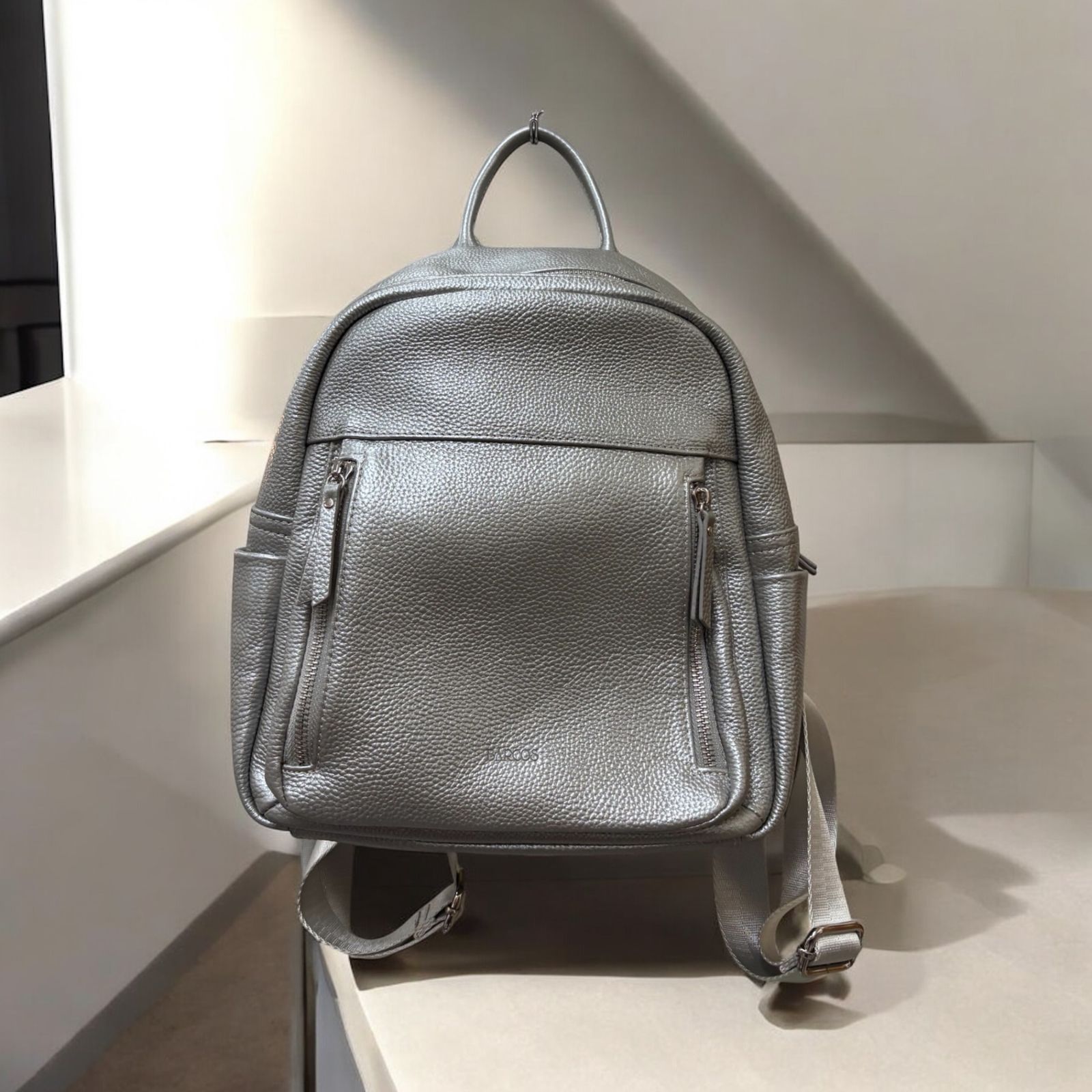 最旬ダウン BARCOSバルコス シュリンクレザー リュック シルバー 美品 バッグ