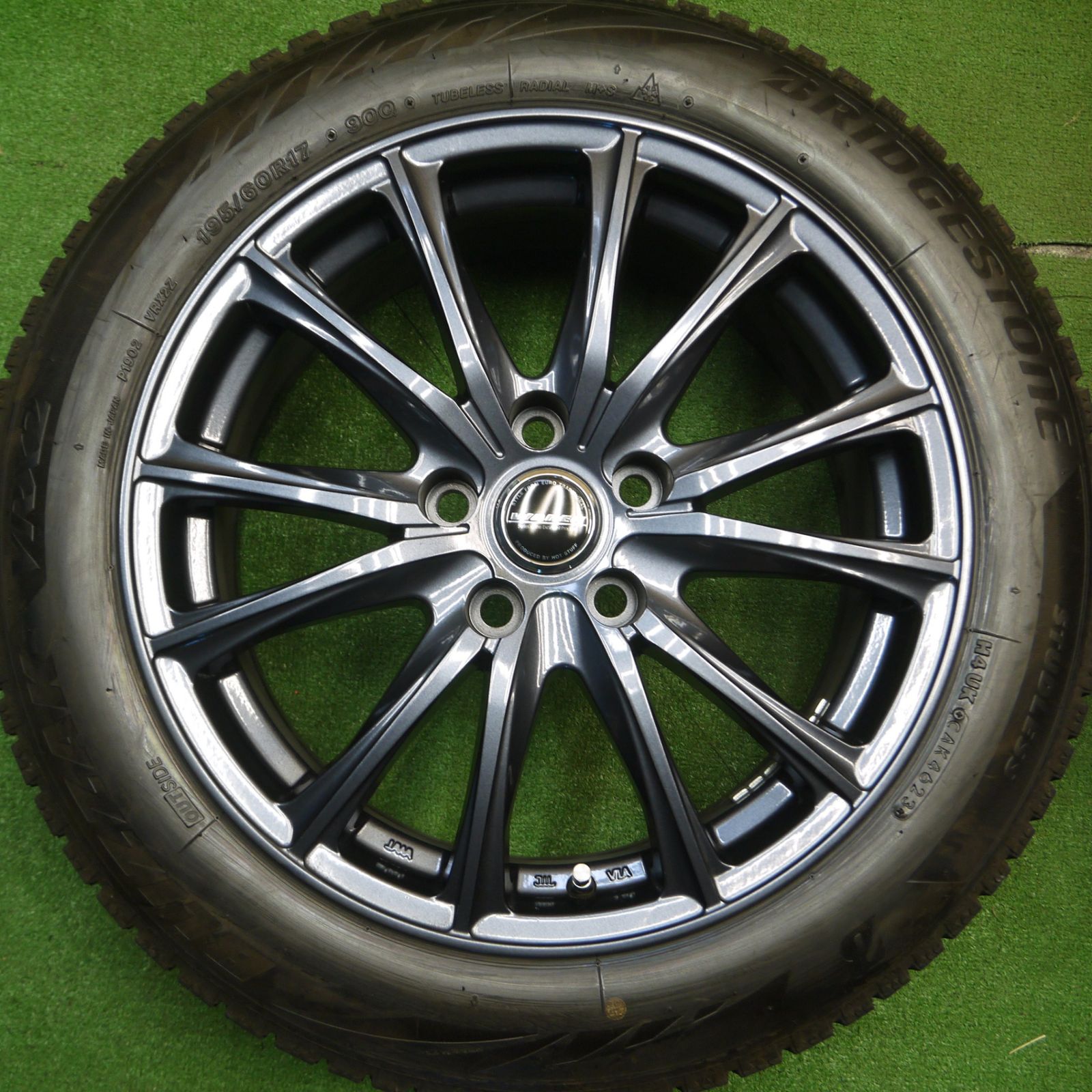 送料無料] バリ溝！23年！キレイ！9分スタッドレス 195/60R17