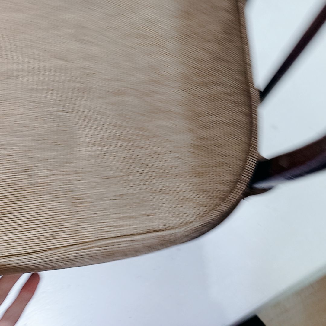 ベージュ