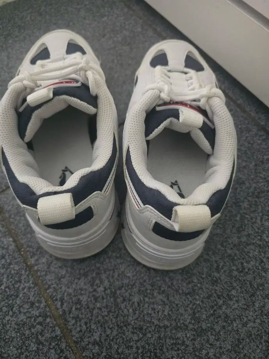 スニーカーを販売しています 235