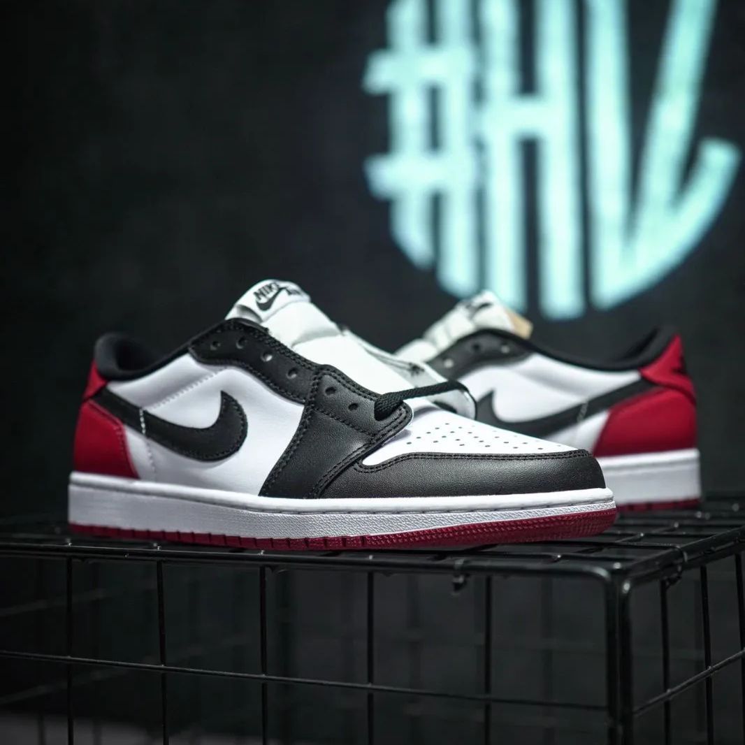 お値下げ中 新品ジョーダンエアジョーダン1ローOG「ブラックトゥ」Jordan Air Jordan 1 Low OG 