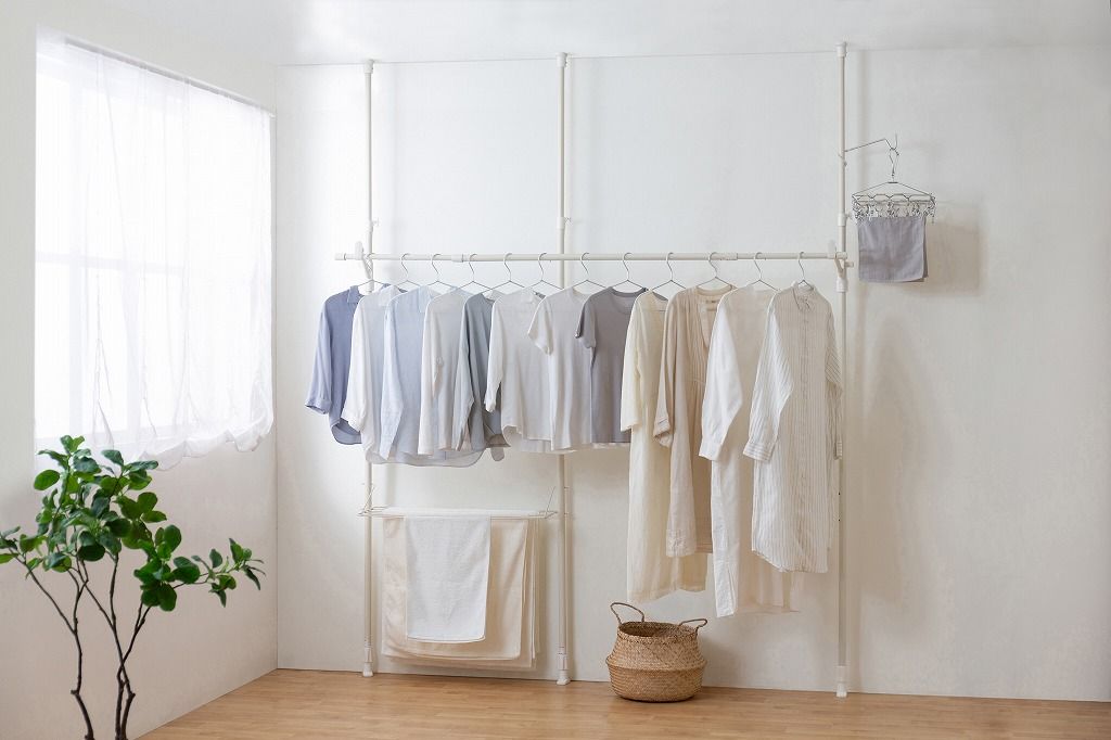 アイリスオーヤマ 穴をあけないから賃貸でも使用 窓を開けるだけ 外に干さずに乾かせる つっぱり物干し 窓枠洗濯物干し 約4人用 簡単設置 幅約110 190 3本タイプ ホワイト TPM 3 IRIS OHYAMA