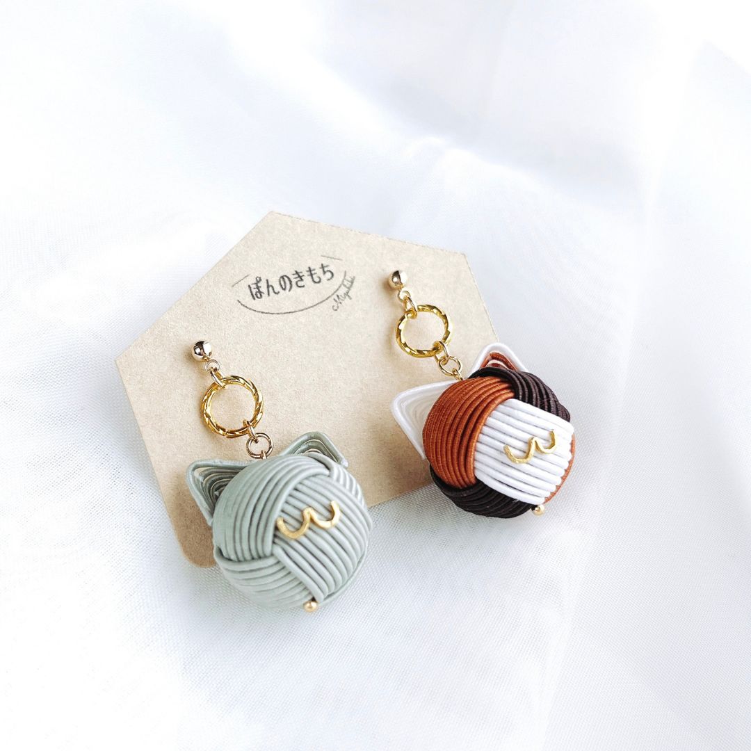 猫アクセ】水引にゃんこ玉ピアス／イヤリング グレー（ブルー）猫×三毛