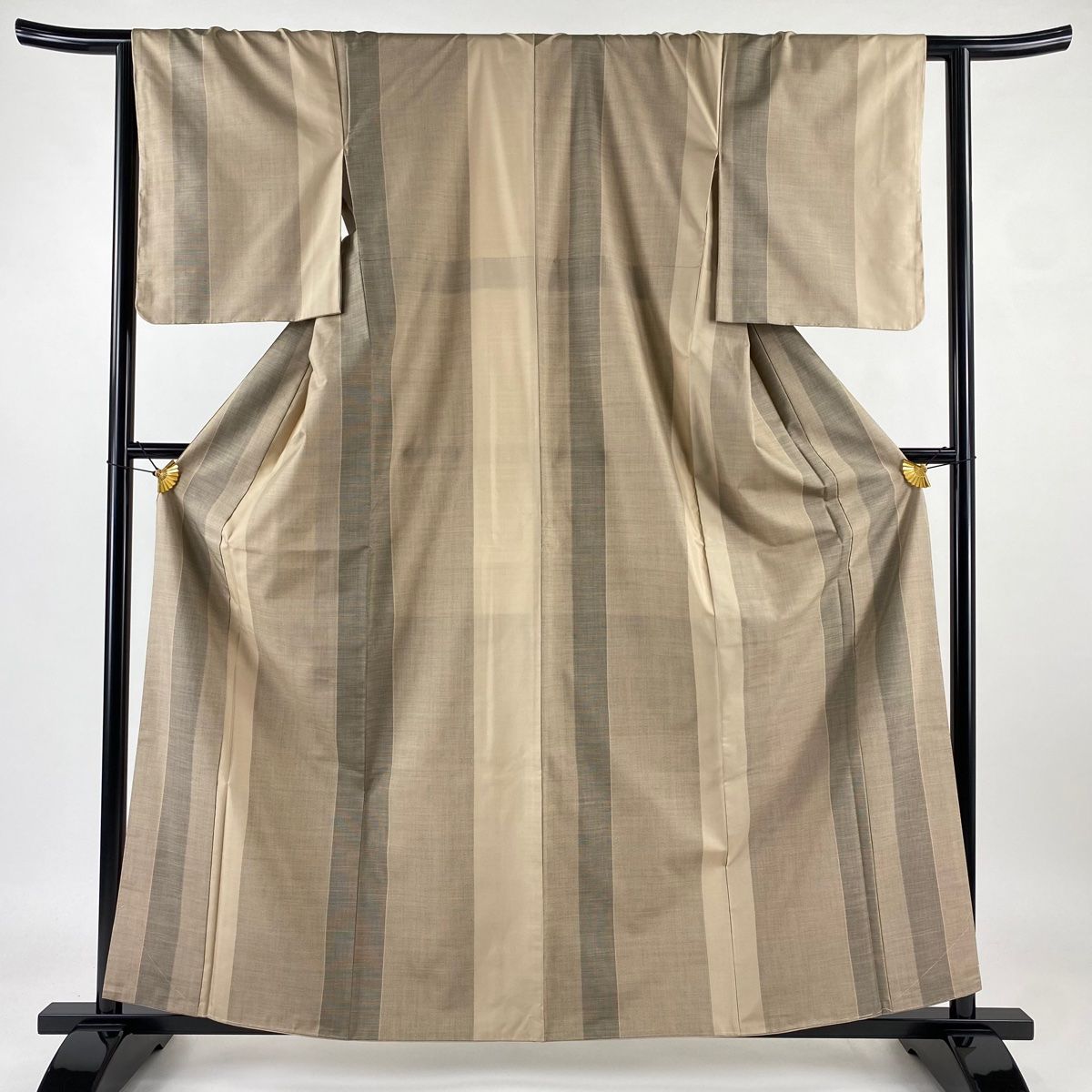 紬身丈160裄丈64cm M 薄物夏紬縞絣薄茶色 正絹 秀品【中古】 紬 身丈160cm 裄丈64cm M 袷 縦縞 薄茶色 正絹 美品 秀品 【中古