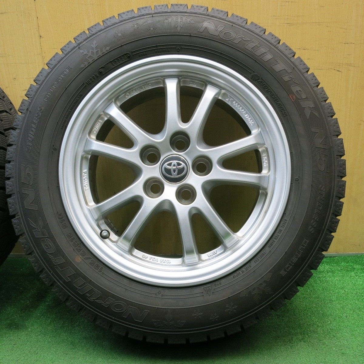 トヨタ アウトレット 未使用品 15インチ スタッドレスタイヤ