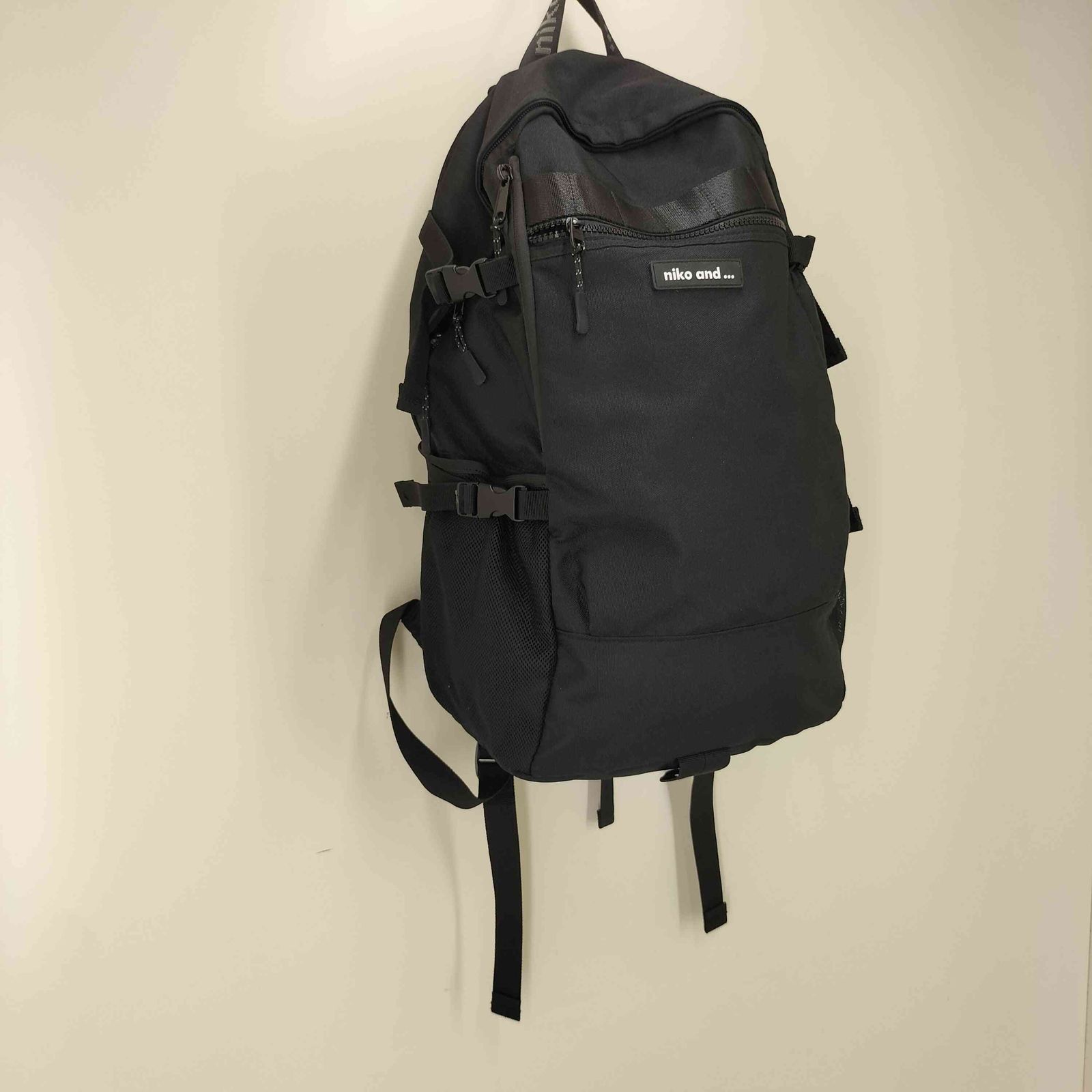 niko and... オリジナルデイパック 16L ブラック niko and（ニコアンド）の「オリジナルベルトデイパック 16L