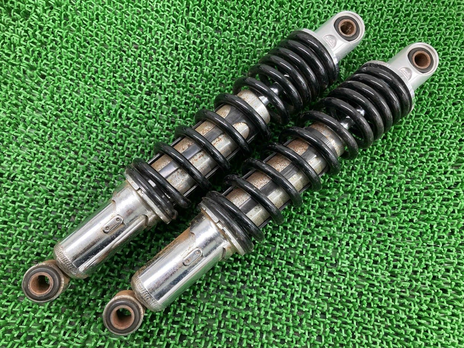 VRSCF1250 リアサスペンション 左右 54617-09 ハーレー 純正 中古 2011年式外し V-RODマッスル 13インチ 修復素材に 曲がり無し tJ VRSCF1250 リアサスペンション 左右 54617-09 ハーレー 純正 中古 2011