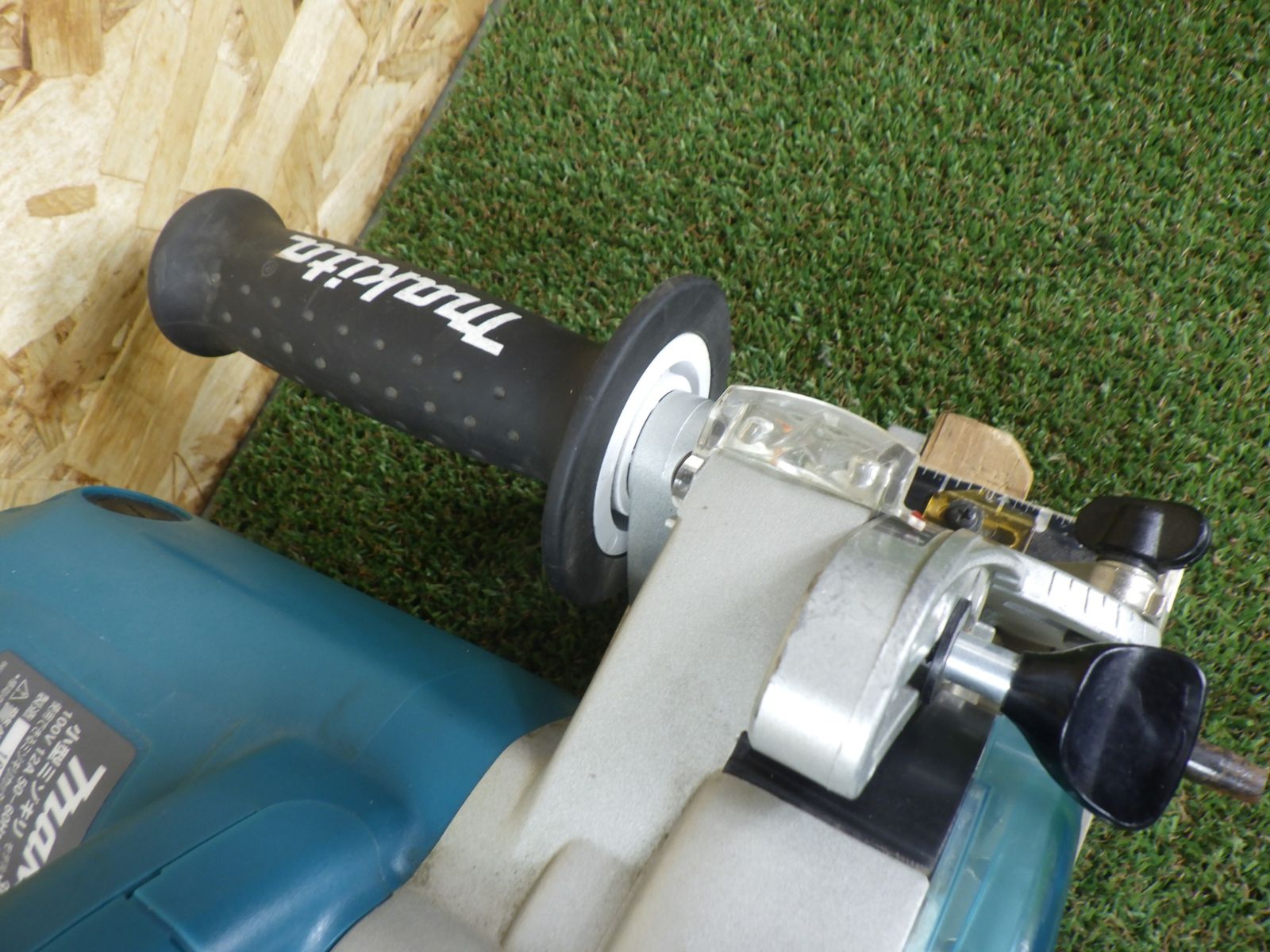 ベースのねじが1本違います コード式