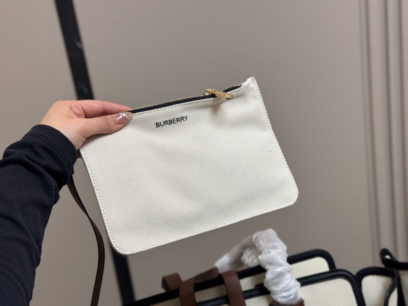 Burberry 8111350A1189 関税送料込 BURBERRY(バーバリー) チェックローカットスニーカー ブラック