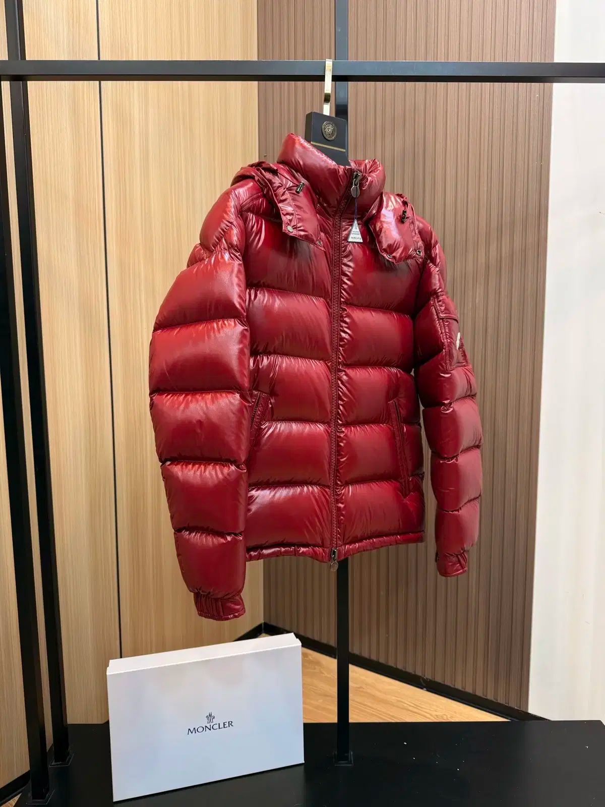 【新品未使用】Monclerユニセックスサングラス赤 トラサルディ サングラス 赤べっ甲調 TR12861 RE メンズ