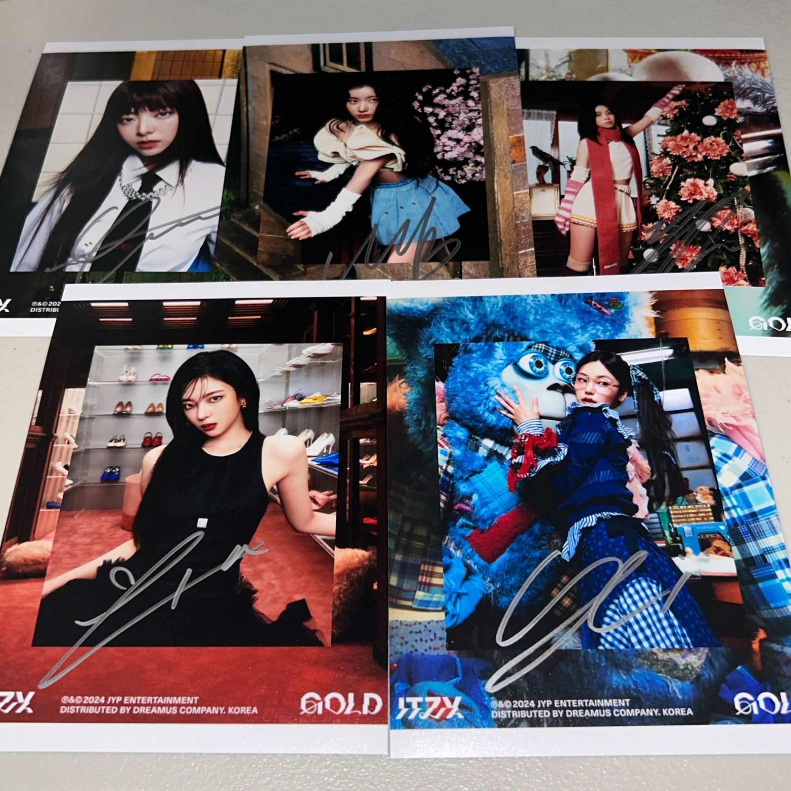 ITZY 直筆サイン「CAKE」スチール写真 ITZY 直筆サイン「CAKE」スチール写真の通販 by てでぃ@プロフ