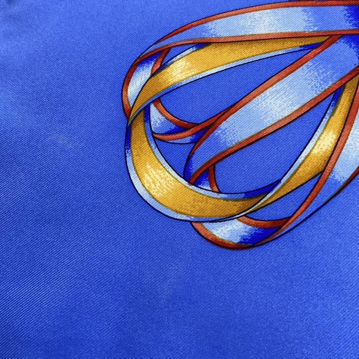 HERMES(エルメス) スカーフ カレ90 アイボリー×ブルー×マルチ LES  