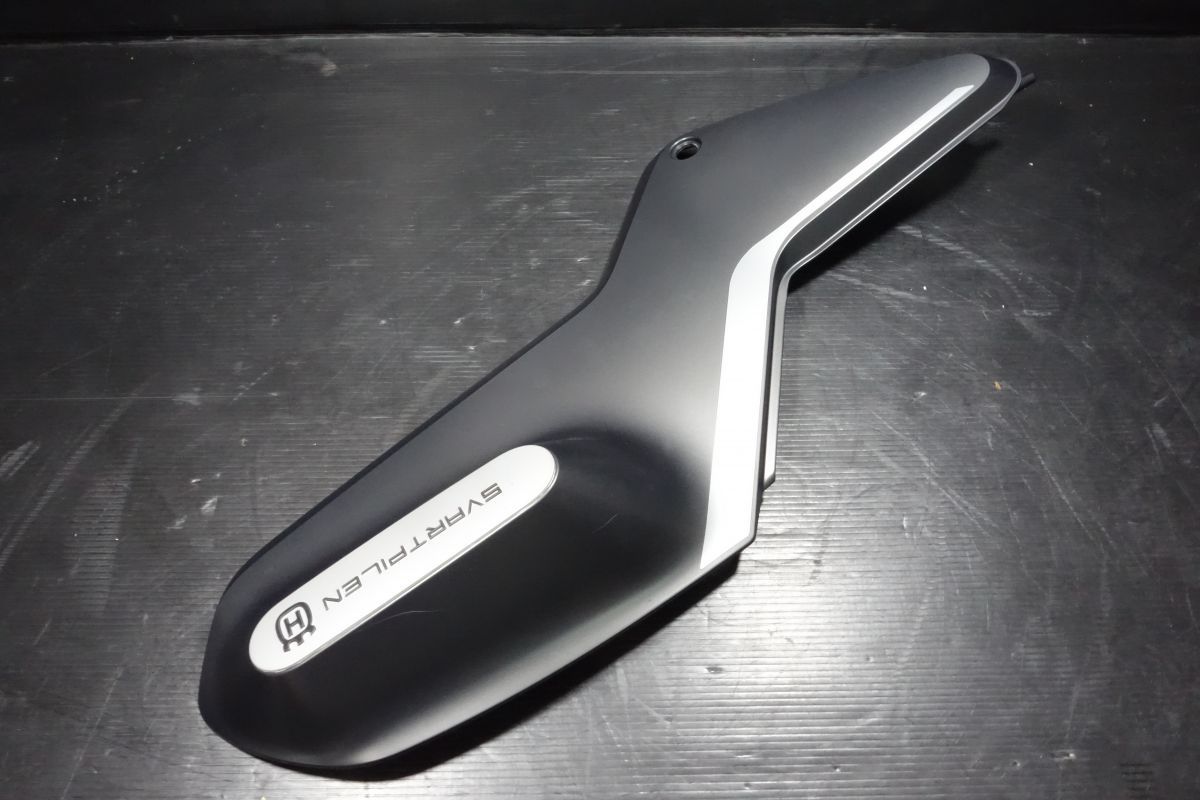 サイドカウル タンク サイド カバー 右 スヴァルトピレン スバルトピレン ハスクバーナ 純正 R20250505