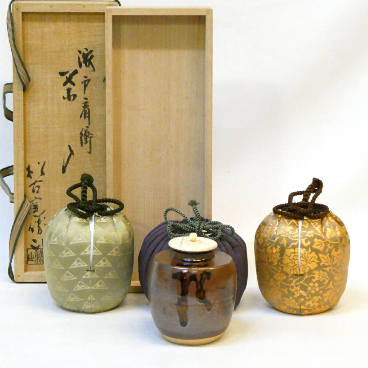 虫喰上蓋 松阪萬古焼 松古窯 佐久間勝山作 瀬戸肩衝 茶入 眼鏡箱 御物袋添 鱗鶴緞子 椿牡丹文 茶道具
