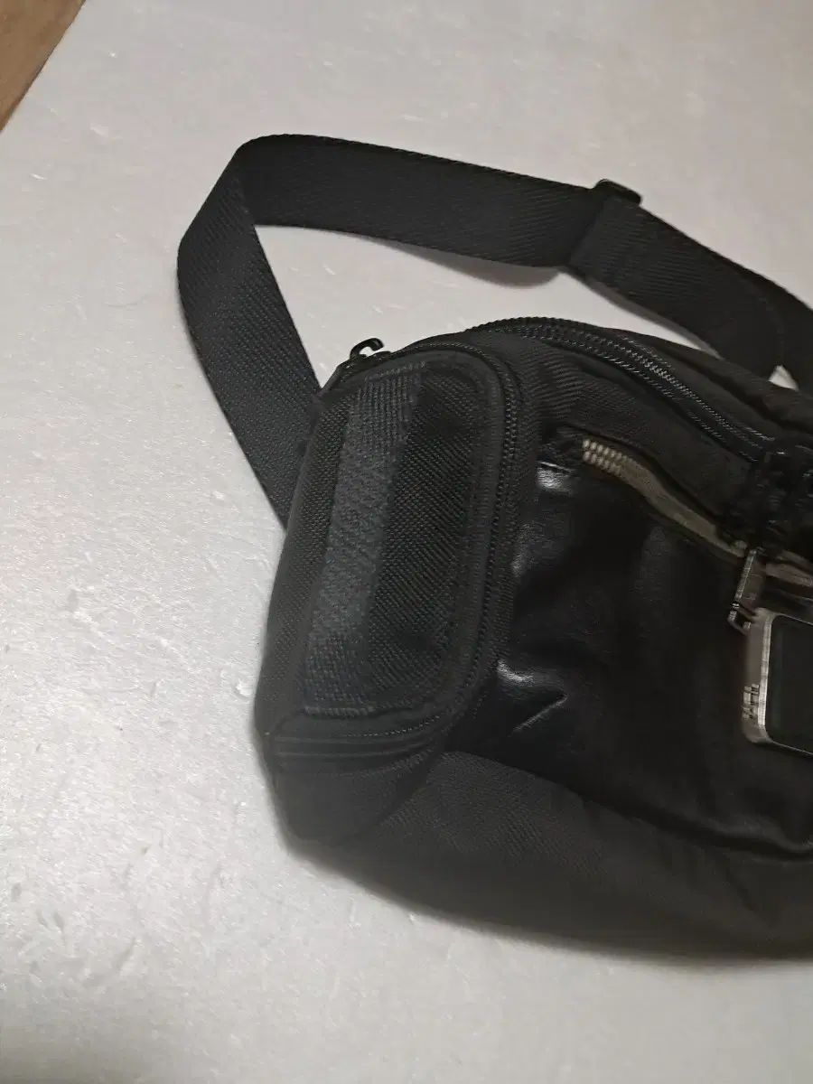 トゥミ TUMI ブラック ヒップバッグ スリングバック