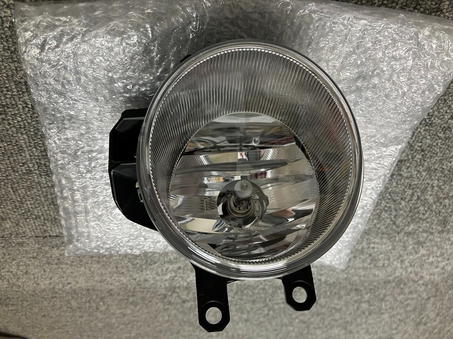 **出品 81220-0W060 (81220)F/フォグランプASSY 1個 トヨタ 【通販モノタロウ】