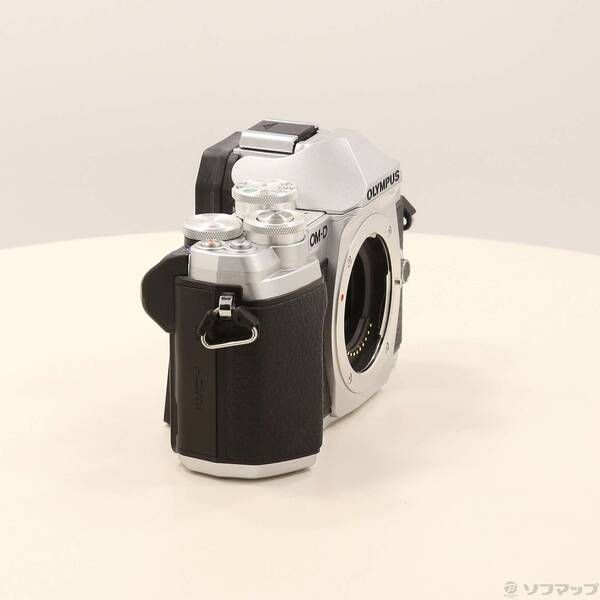中古美品！OLYMPUS OM-D E-M10 Mark III シルバー 中古品〕 OM-D E-M10 Mark III ボディ シルバー【262】 - メルカリ