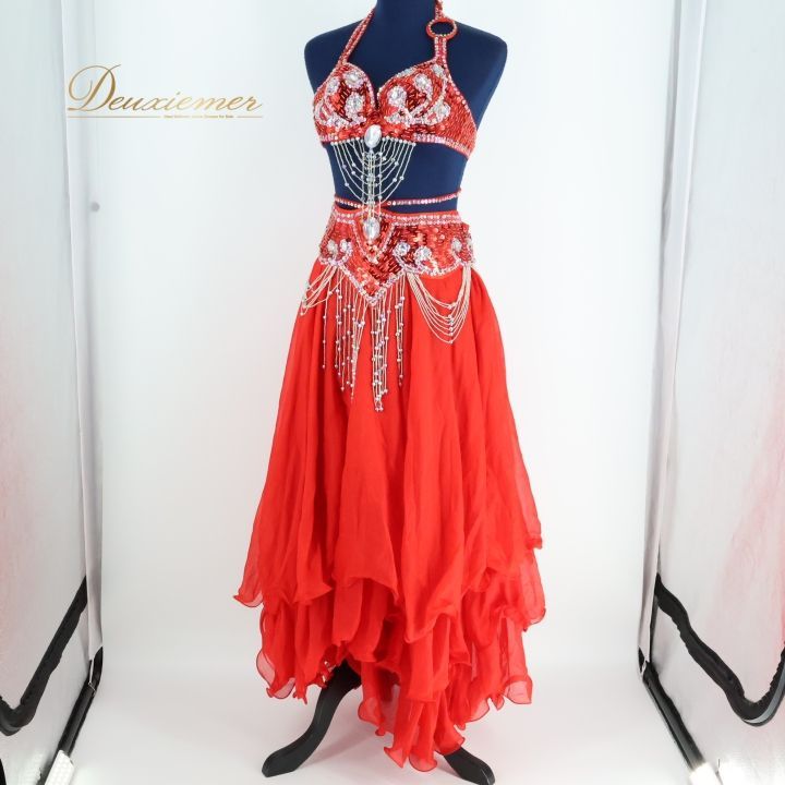 ベリーダンス オリエンタル 衣装 上下セット レッド系 赤 真っ赤 シルバー系 スパンコールラメ ビーズ 装飾 レース フリル 練習 発表会 イベント セットアップ コスチューム ダンス 鮮やか ゴージャス 可愛い セクシー フリルデザイン