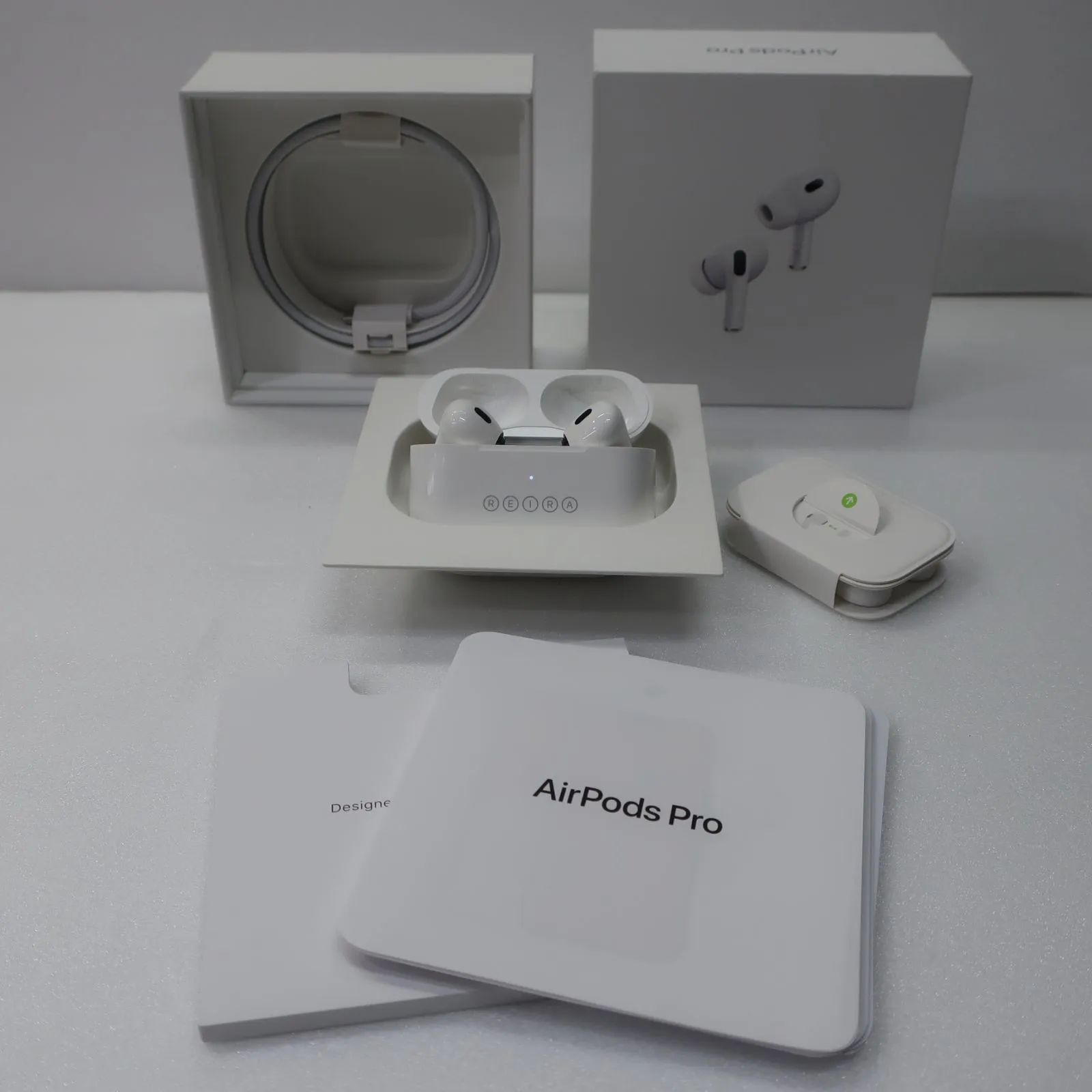 美品】Apple AirPods Pro ワイヤレスイヤホン 充電ケース付き AirPods