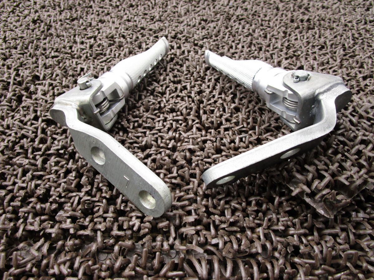 イナズマ400 メインステップ ステー 左右 ●A5843 GK7BA スズキ K717 INAZUMA キャブ車