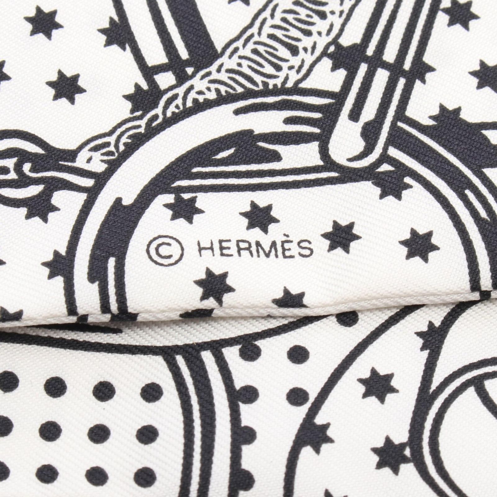 エルメス　HERMES スカーフ　Brins d'or プチカレ HERMES エルメス スカーフ カレ90 Brins d'or 金の若枝 - メルカリ
