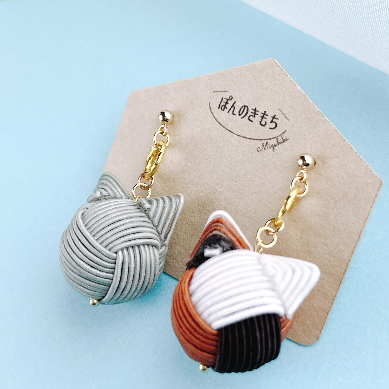 にゃんこピアス .イヤリング. チャーム 猫アクセ】水引にゃんこ玉ピアス／イヤリング グレー（ブルー