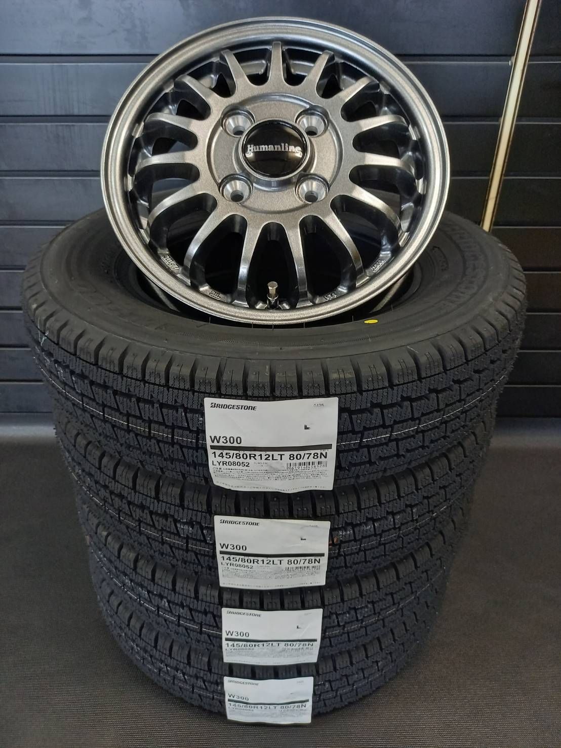 製 ブリヂストン W300 145 80R12 80 78 HF-15 ● ハイゼット●アトレー●ピクシス●キャリー●エブリイ バン スタッドレスタイヤ アルミ 4本SET 145R12 6PR 相当