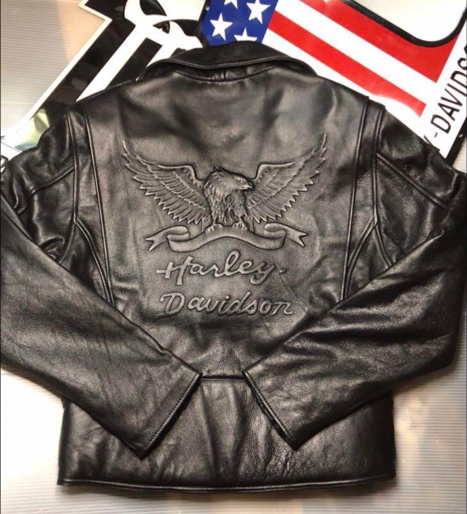 Harley-Davidson 絶版 モデル 非常に な 背面3D立体エンボス加工のエンブレム H-D純正の本革製ジャケット モデル ハーレーダビットソン