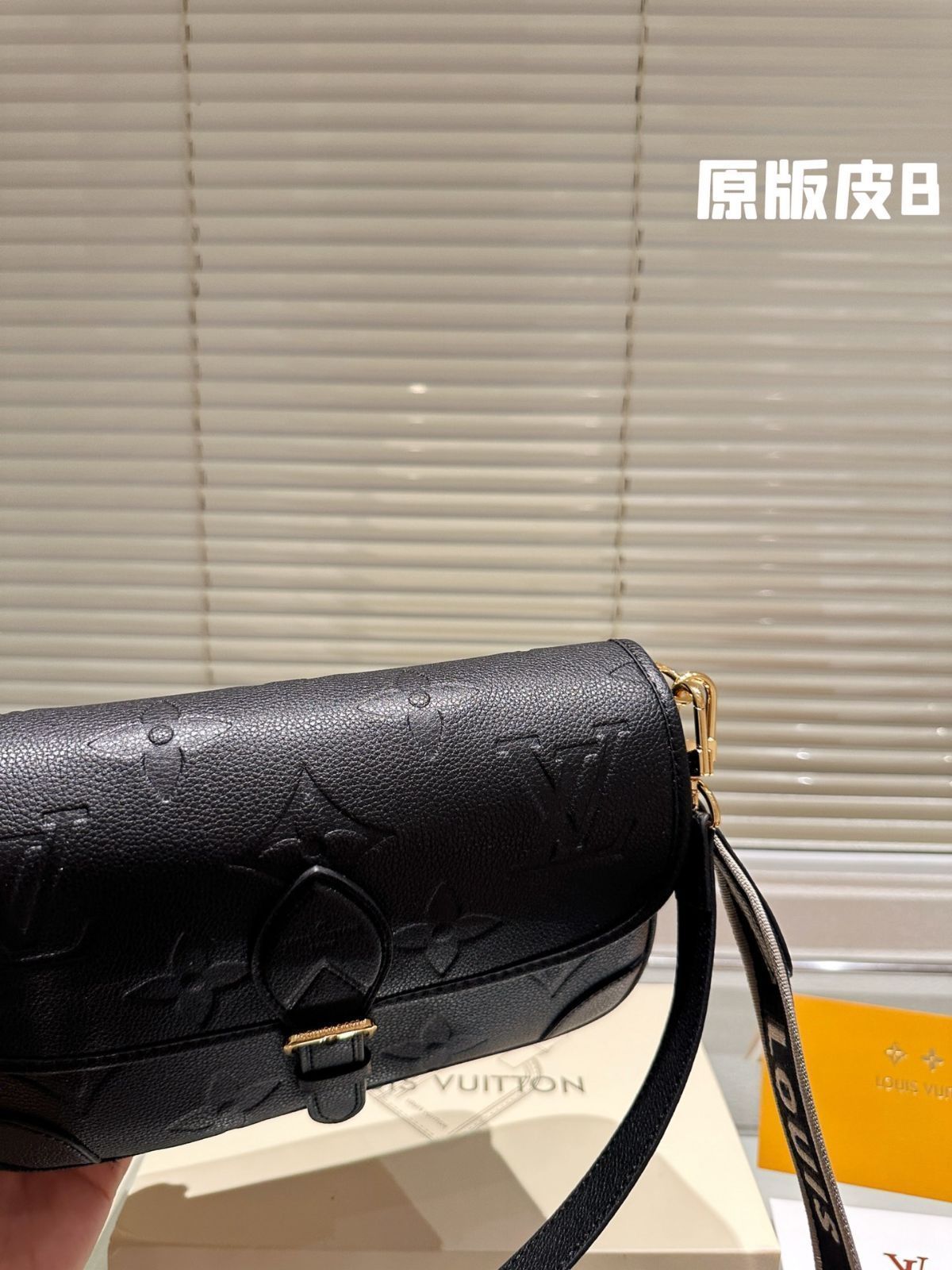今日 LV Diane 牛皮腋下法棍包 ヴィトン Diane 牛皮アンダーアーム ファジーパック