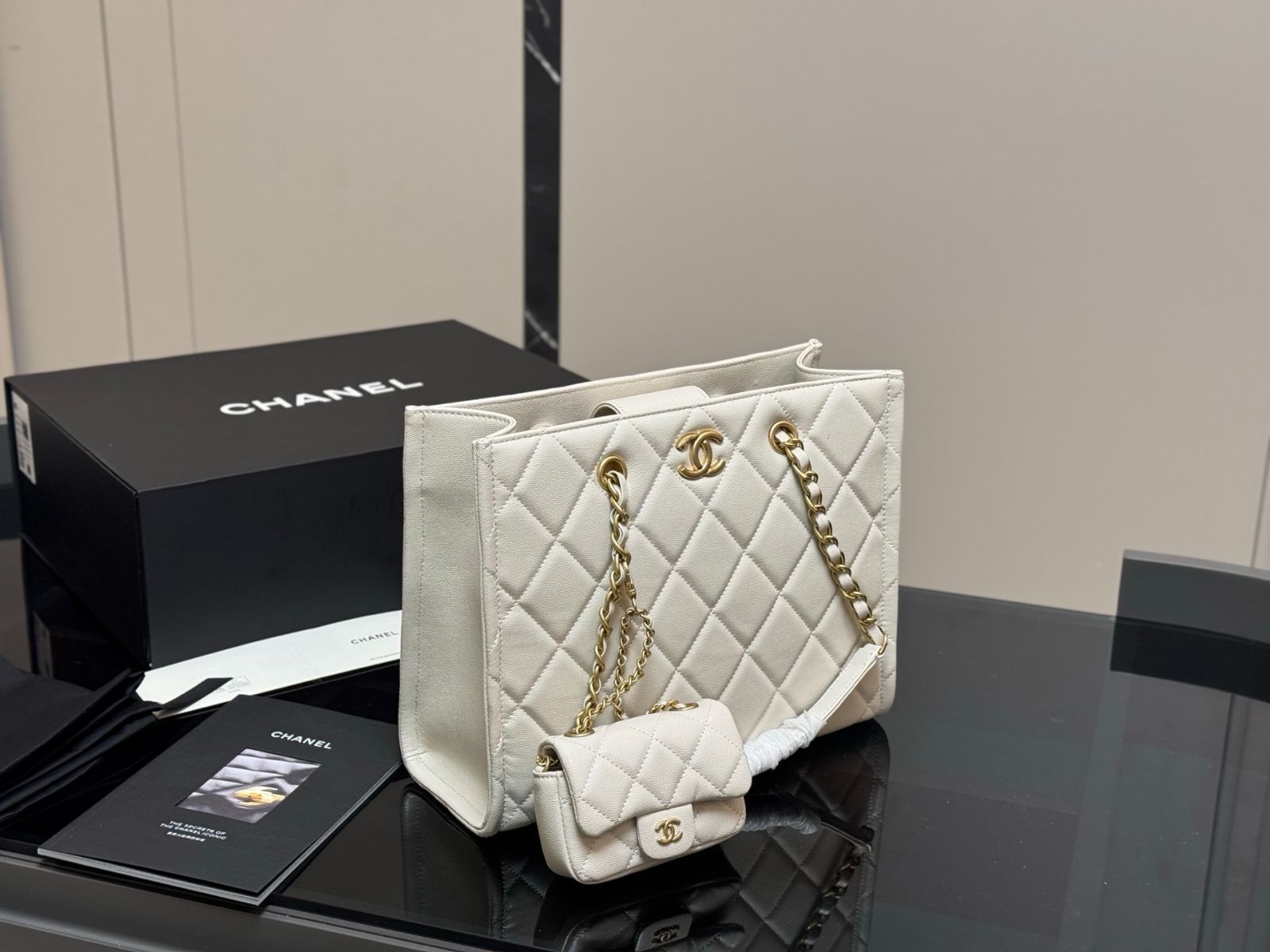 今日特価】Chanel Tote Shopping Bag チャネル トート