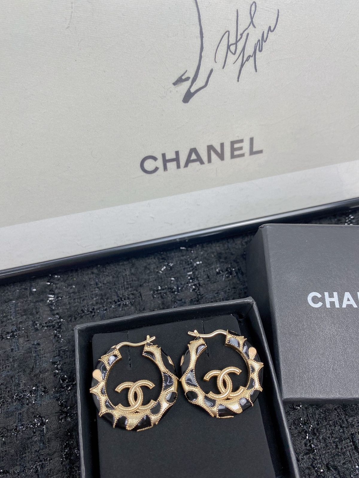 CHANEL】シャネル 新品 ブラック＆ゴールド CC ロゴ ピアス U7328 - メルカリ