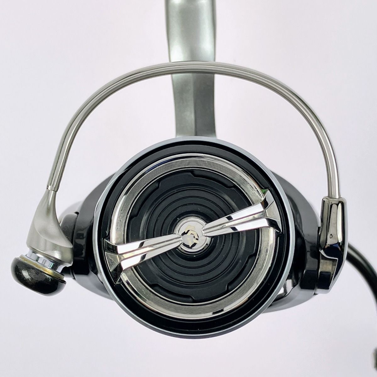 25 カルディアLT2500 新品未使用　ハンドルノブ交換済おまけPE0.4号付 ダイワ 25カルディア FC LT2500S-H [リール]【店舗受け取り決済