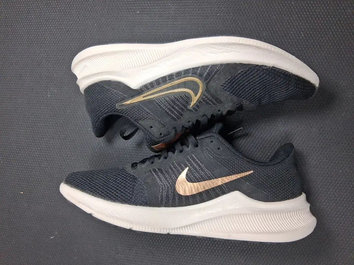 超軽量メッシュ ランニングシューズ