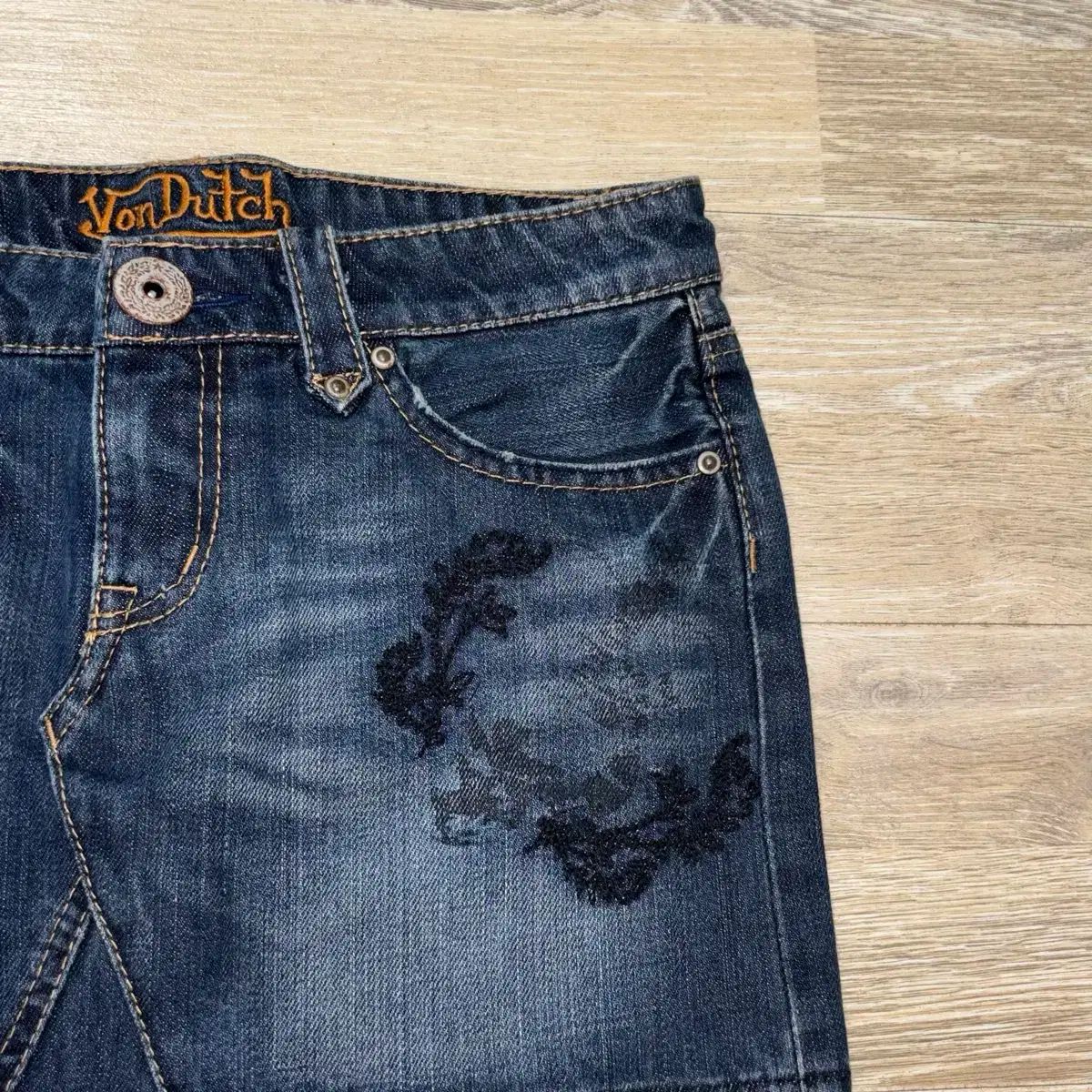 VON DUTCH ボンダッチ デニム ロゴ ミニスカート Von Dutch - 新品 タグ付き デニムスカート ボンダッチ Von