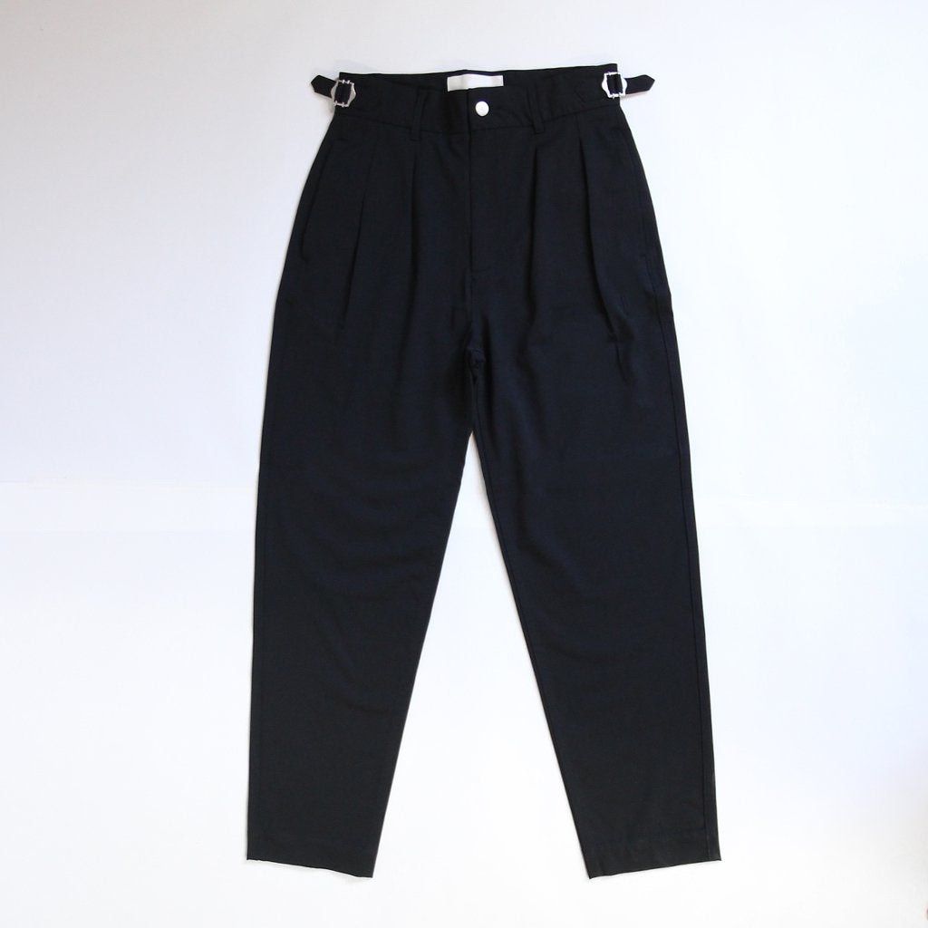 iori 2TUCK TROUSERS. BLACK - メルカリ