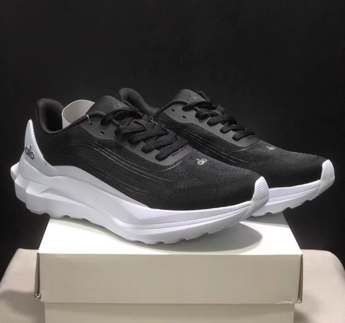 新品未使用】ALO Yoga Alo Runner アローヨガ アローランナー