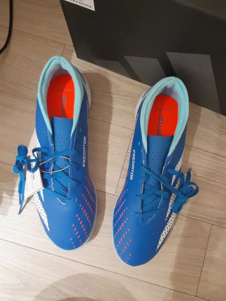 アディダス サッカーシューズ