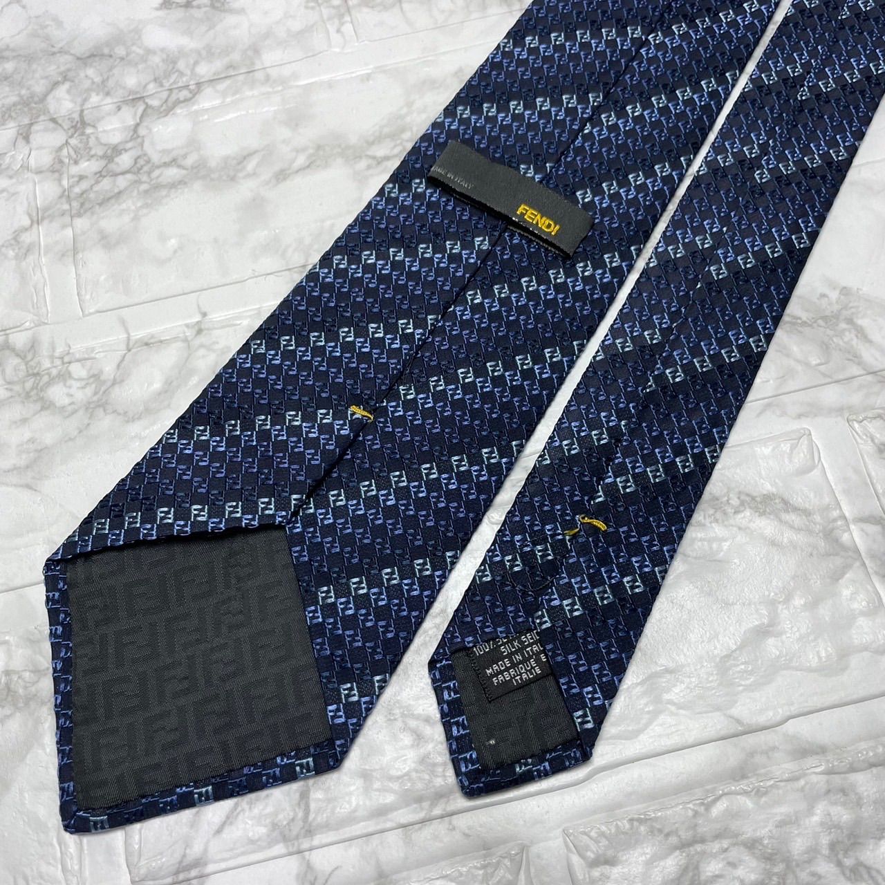 FENDI フェンディ　ネクタイ　ズッカ　スーツ　シャツ　カフス　ビジネスバッグ FENDI フェンディ ネクタイ ズッカ スーツ シャツ カフス