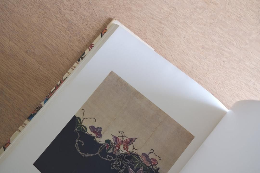 沖縄紅型 城間栄喜作品集｜京都書院｜1978年 初版 函付 図版149点掲載 沖縄紅型 城間栄喜作品集｜京都書院｜1978年 初版 函付 図版149