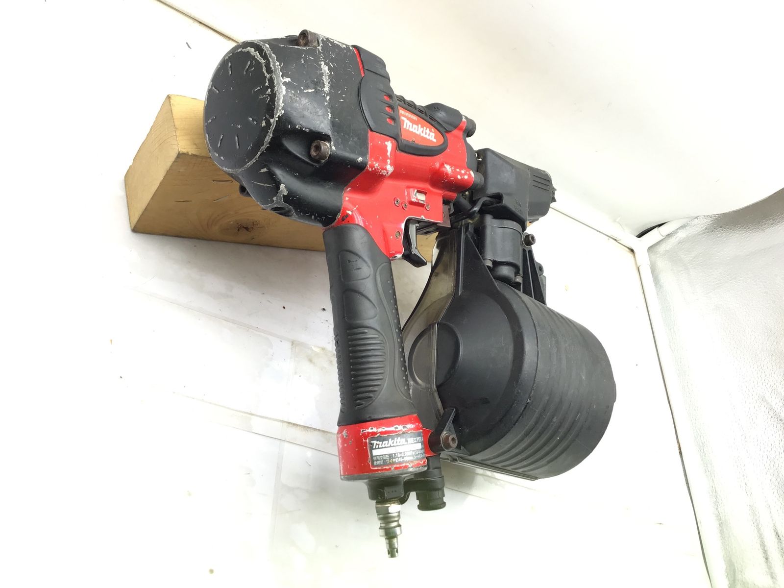 マキタ 90mm高圧エア釘打機