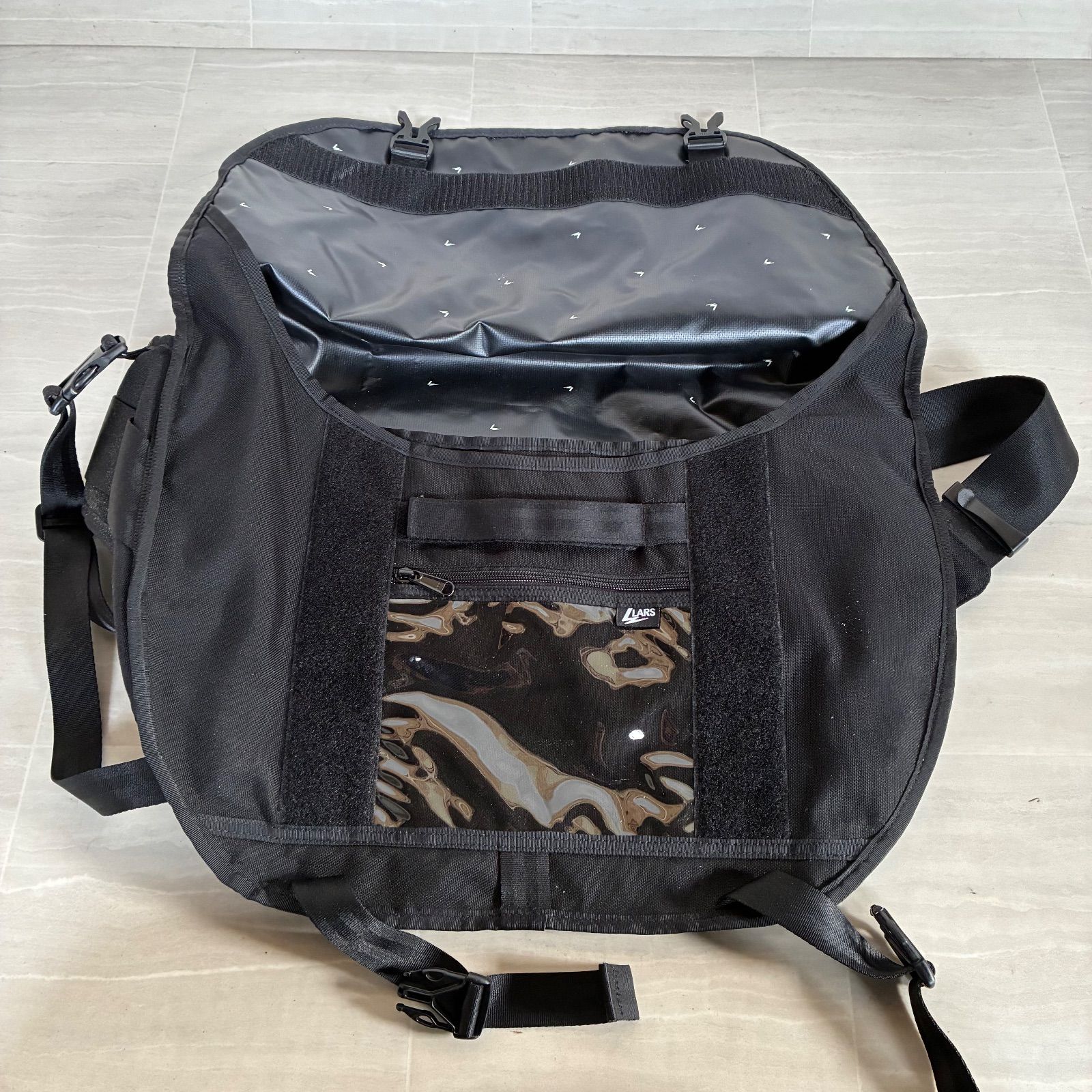 LARS ラーズ　メッセンジャーバッグ　ブラック LARS メッセンジャーバッグ ブラック ラーズ 鞄 ショルダー 肩掛け