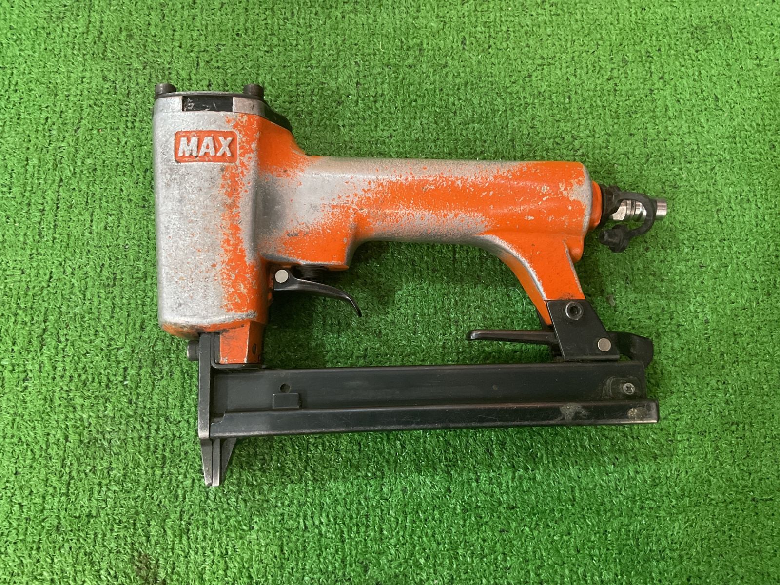 ジャンク品】MAX 型式不明 エアタッカ 塗装剥がれ有・打ち込み