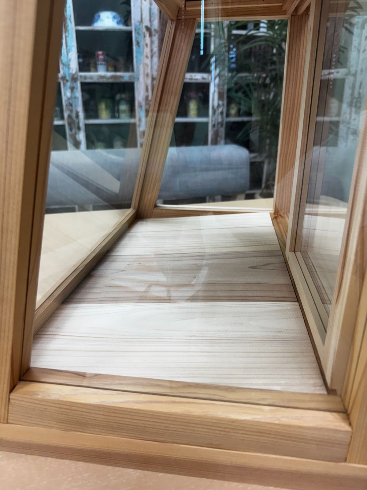 木の温もりで魅せる シンプル＆上質なショーケース