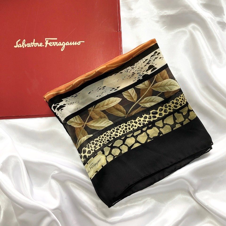 新品箱入 Salvatore Ferragamo 春色 花，蝶々、鳥柄 ストール 新品箱入